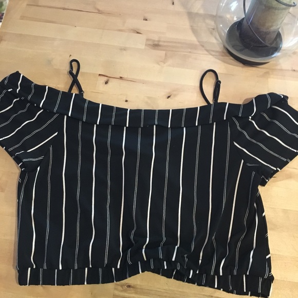 EXPRESS One Eleven Open Off-shoulder Crop Top - Picture 3 of 6